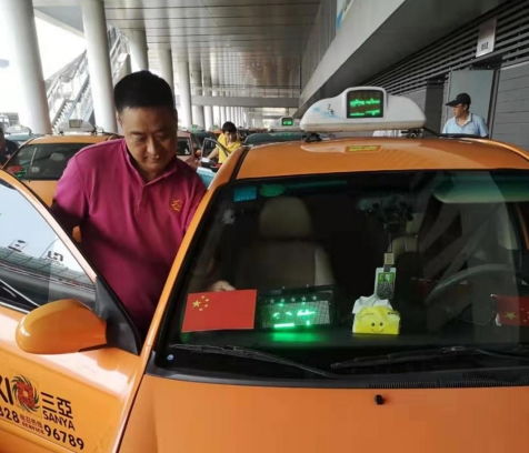 喜迎國慶，三亞出租汽車張貼國旗展愛國情懷